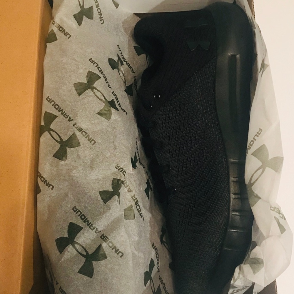 NWT Under Armour 10.5 Wide Shoes
